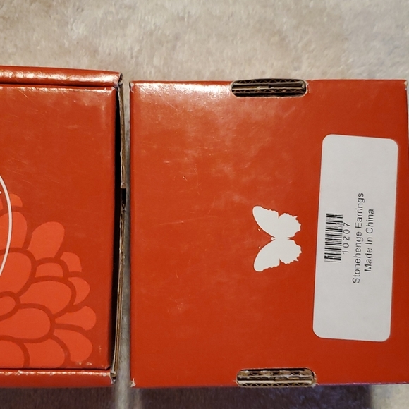 'Stonehenge" Earrings, light weight grayish/black with darker swirls. Rock shape - Picture 6 of 7